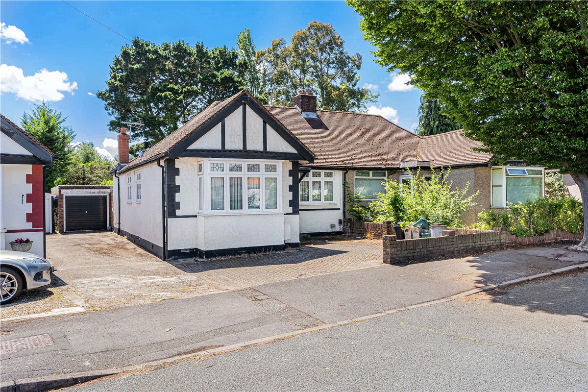 2 bedroom Bungalow, Herlwyn Avenue, Ruislip, HA4 - Available