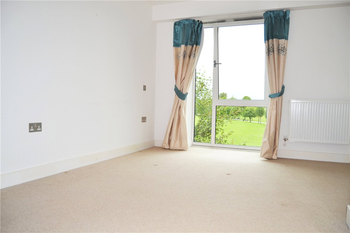 2 bedroom Flat, Park Way, Newbury, RG14 - Let Agreed, Image 2