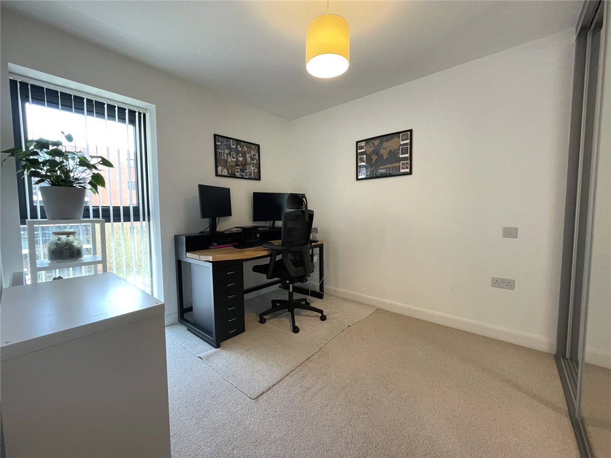 2 bedroom Flat, Racecourse Road, Newbury, RG14 - Available, Image 7