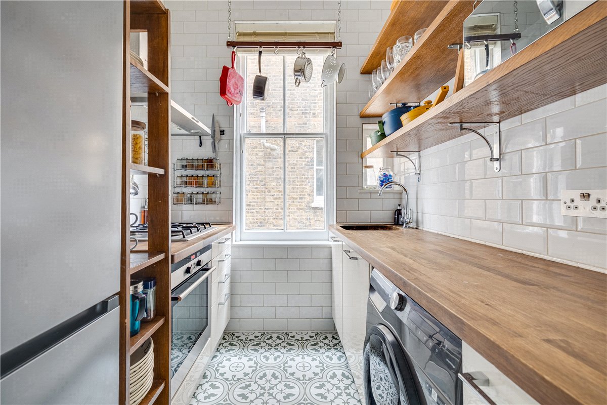 2 bedroom Flat, North Side  Wandsworth Common, London, SW18 - Sold STC, Image 6