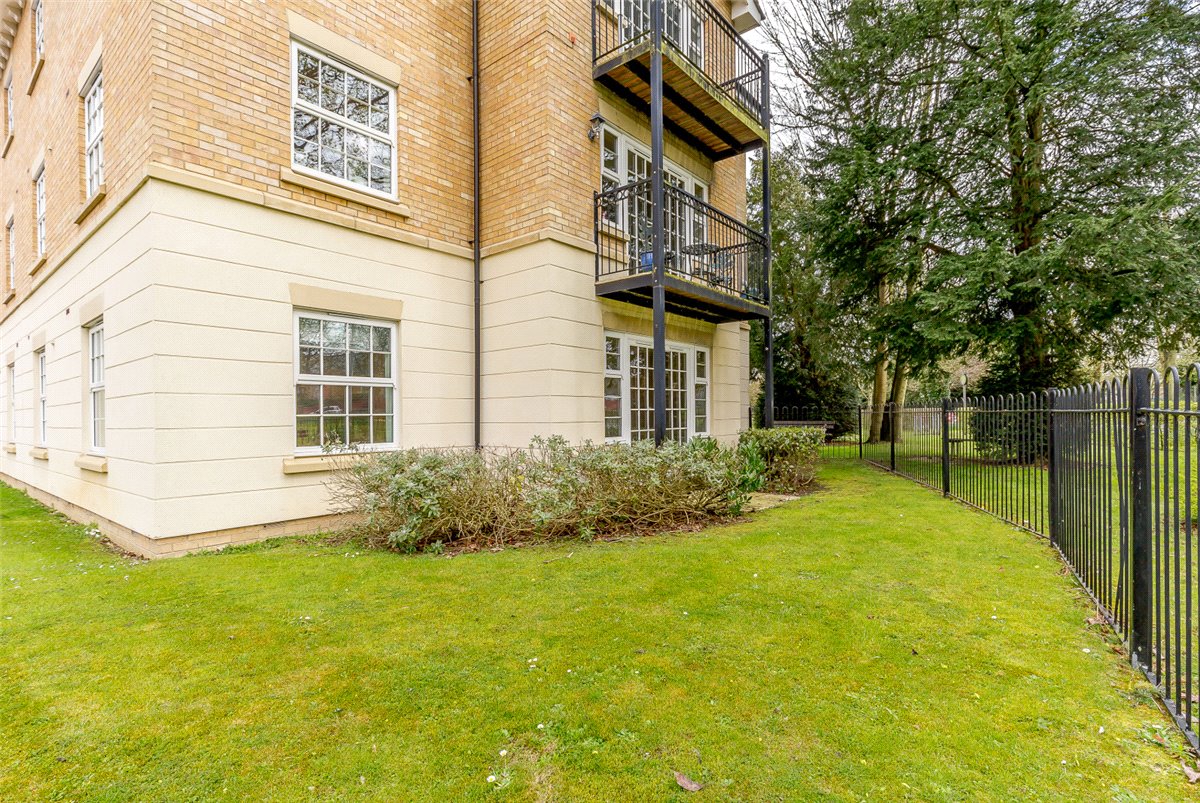 2 bedroom Flat, Old College Road, Newbury, RG14 - Available, Image 8