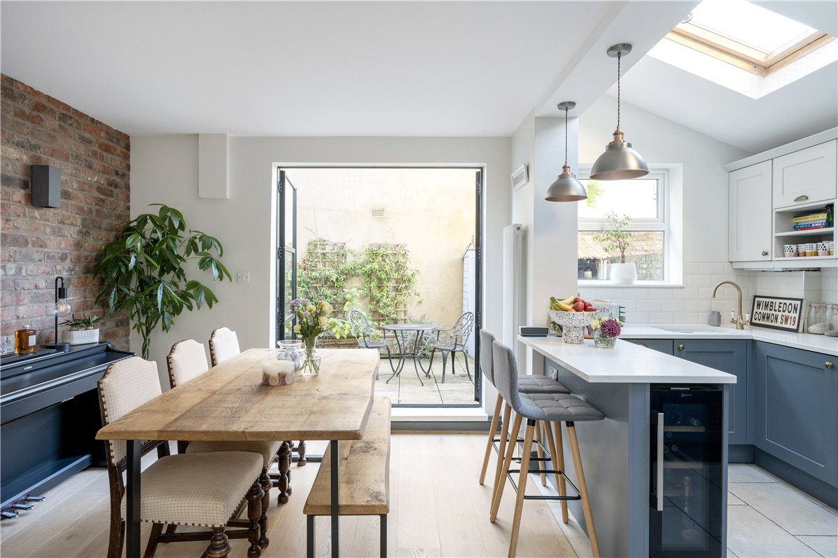 2 bedroom Flat, Foxmore Street, London, SW11 - Sold