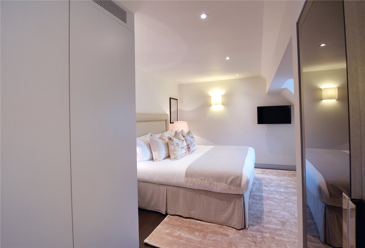 2 bedroom Flat, Duke Street, Mayfair, W1K - Available, Image 12