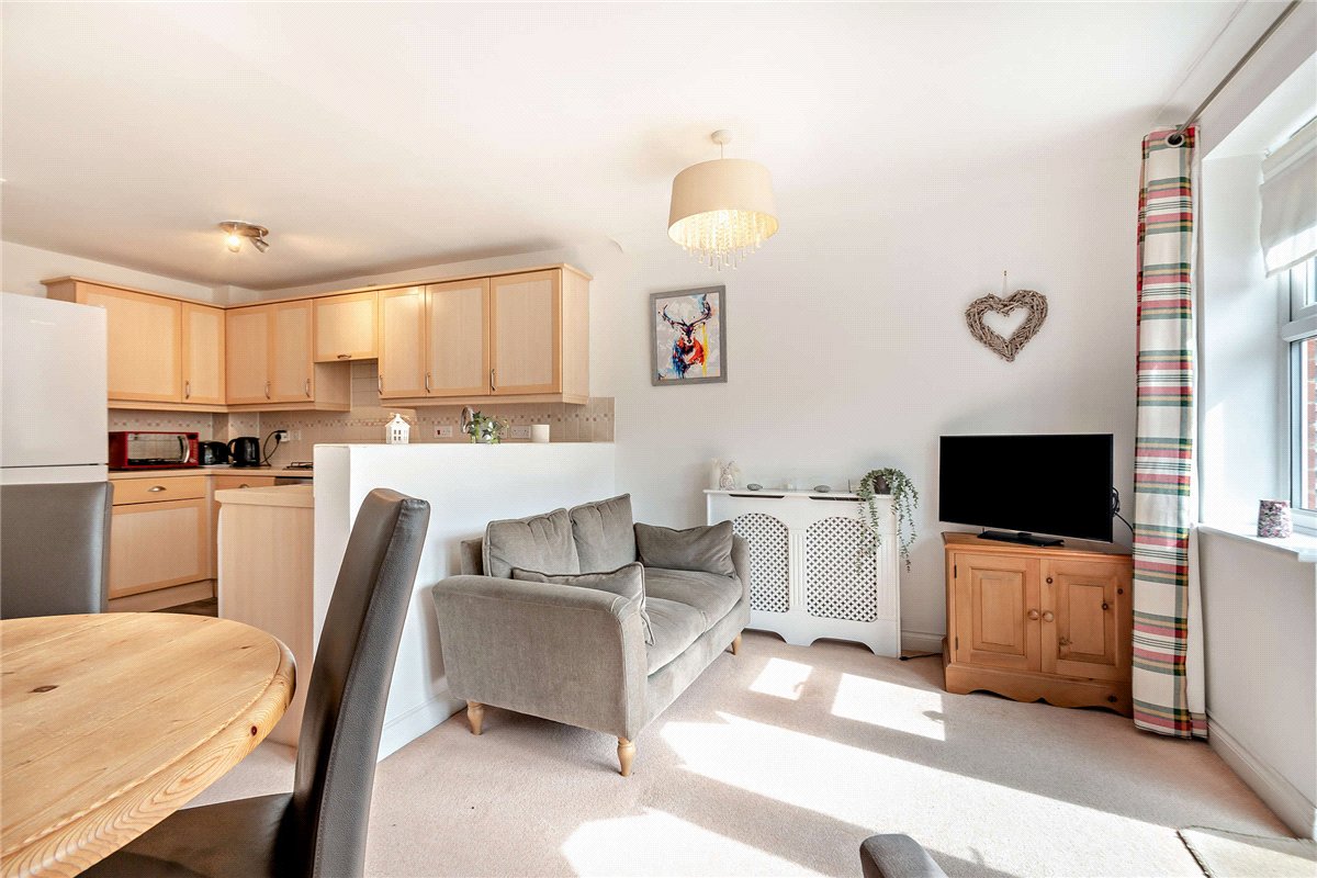 3 bedroom House, Urquhart Road, Thatcham, RG19 - Available, Image 6