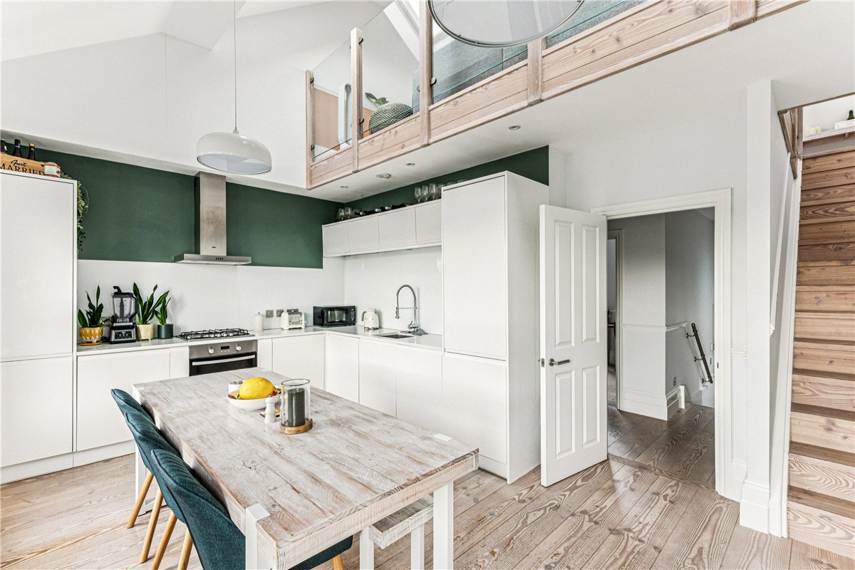 2 bedroom Flat, Trinity Road, London, SW17 - Available