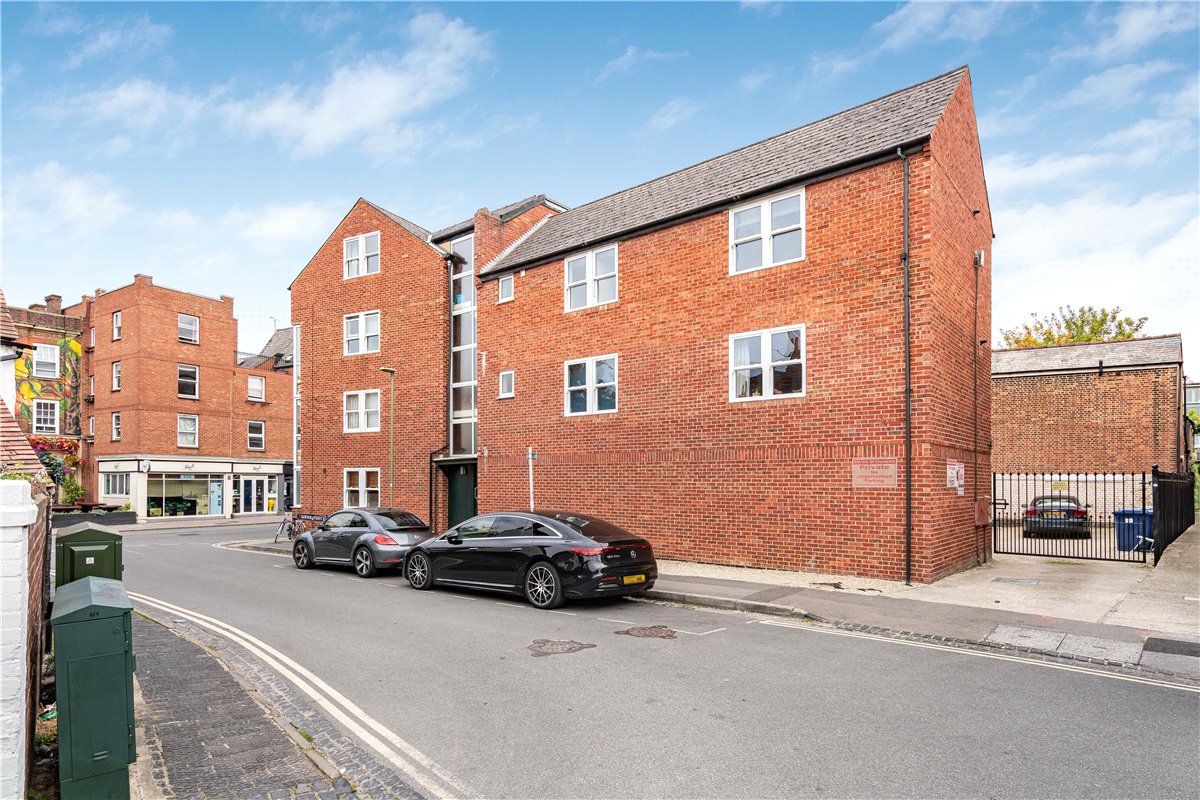 2 bedroom Flat, St. Clements Street, Oxford, OX4 - Available