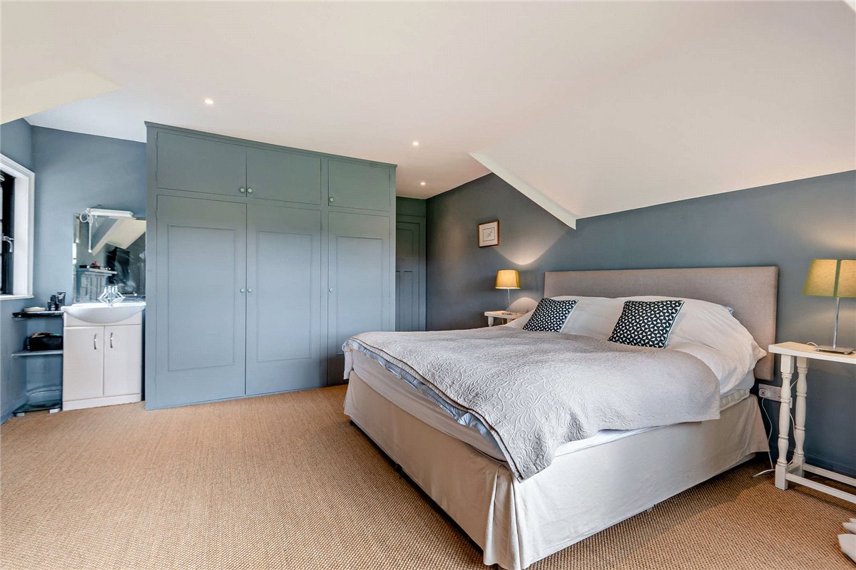 4 bedroom House, Bishops Green, Newbury, RG20 - Available, Image 1