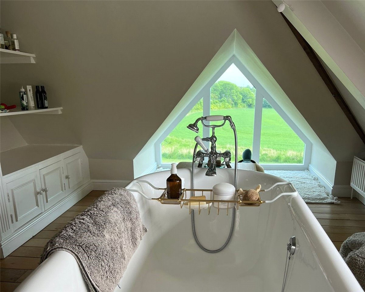 6 bedroom House, Lambourn Woodlands, Hungerford, RG17 - , Image 9