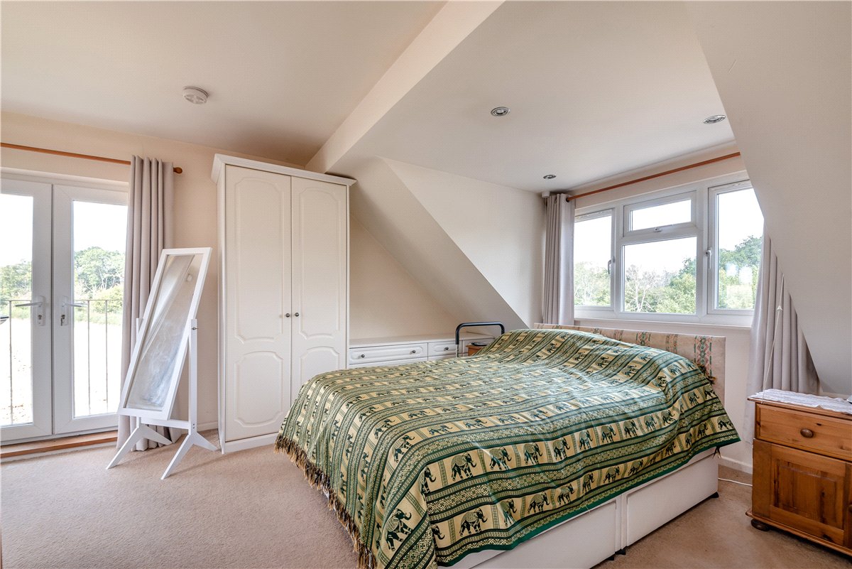 3 bedroom House, Roberts Road, Barton Stacey, SO21 - Available, Image 5