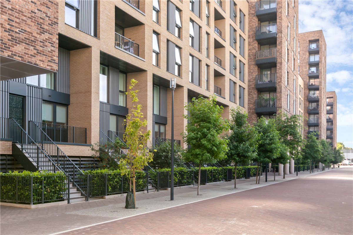 3 bedroom Flat, Greyhound Parade, Wimbledon Grounds, London, SW17 - , Image 3