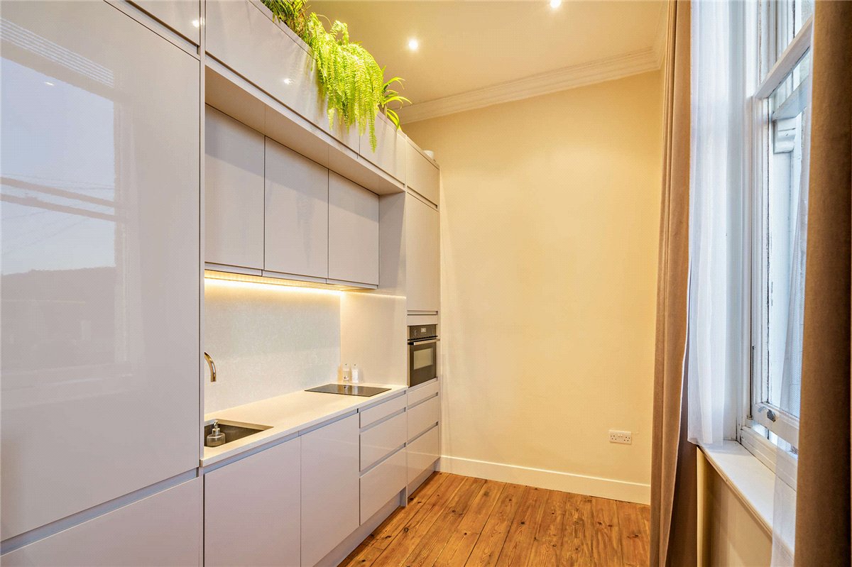 2 bedroom Flat, Craven Road, Newbury, RG14 - Available, Image 2