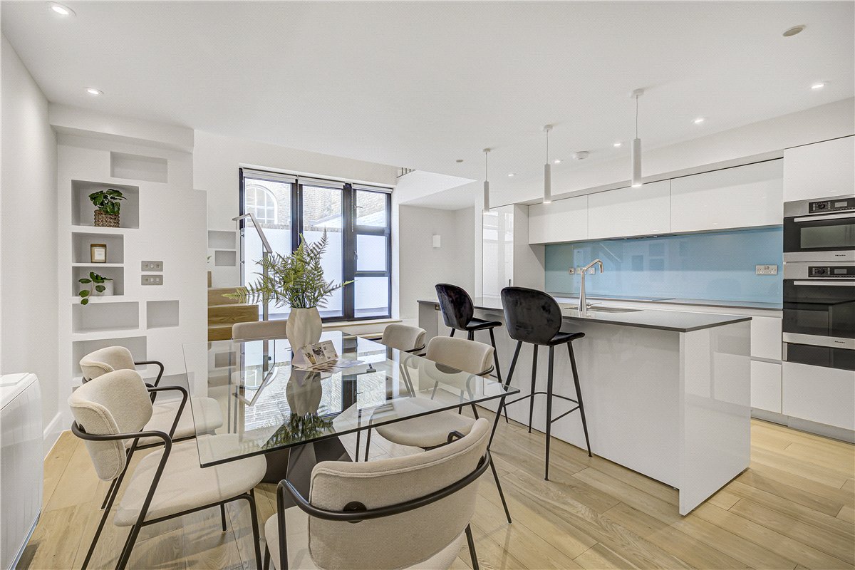 3 bedroom House, Cavendish Mews South, Marylebone, W1W - Available, Image 17