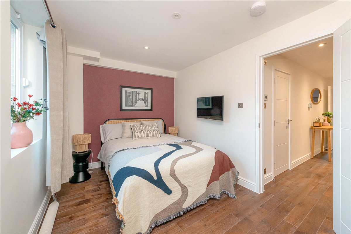 2 bedroom Flat, Curzon Street, Mayfair, W1J - Available, Image 8