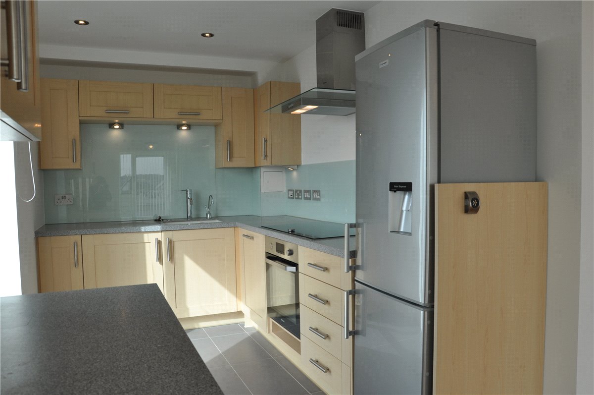 2 bedroom Flat, Park Way, Newbury, RG14 - Let Agreed, Image 2