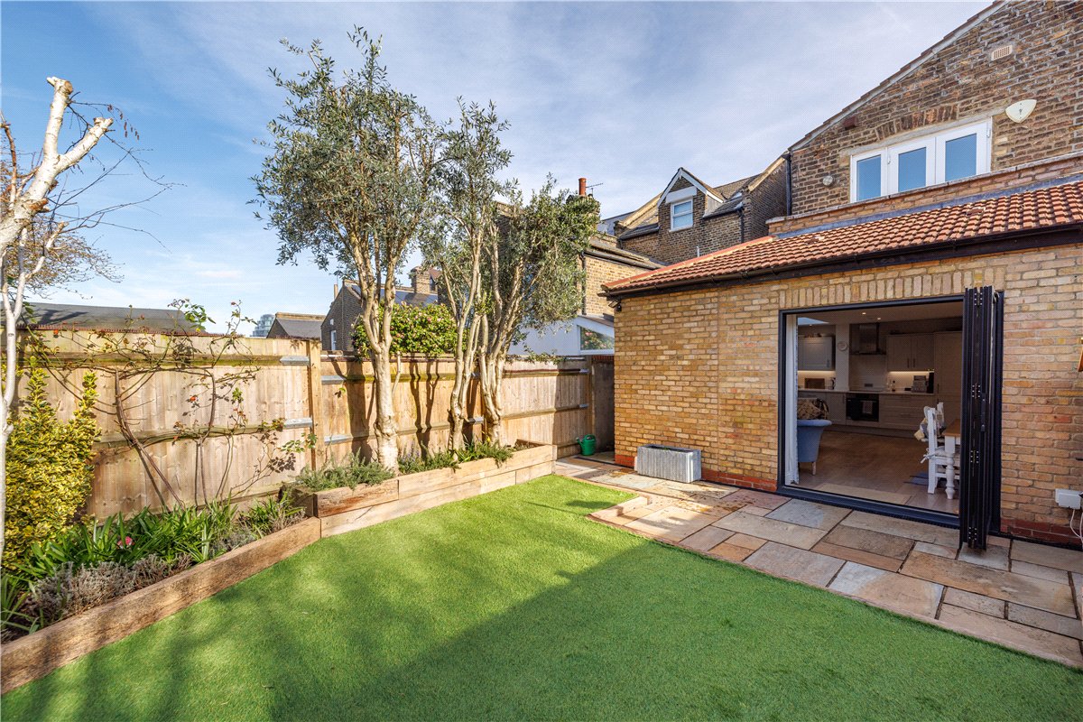 2 bedroom Flat, Birdhurst Road, London, SW18 - Available