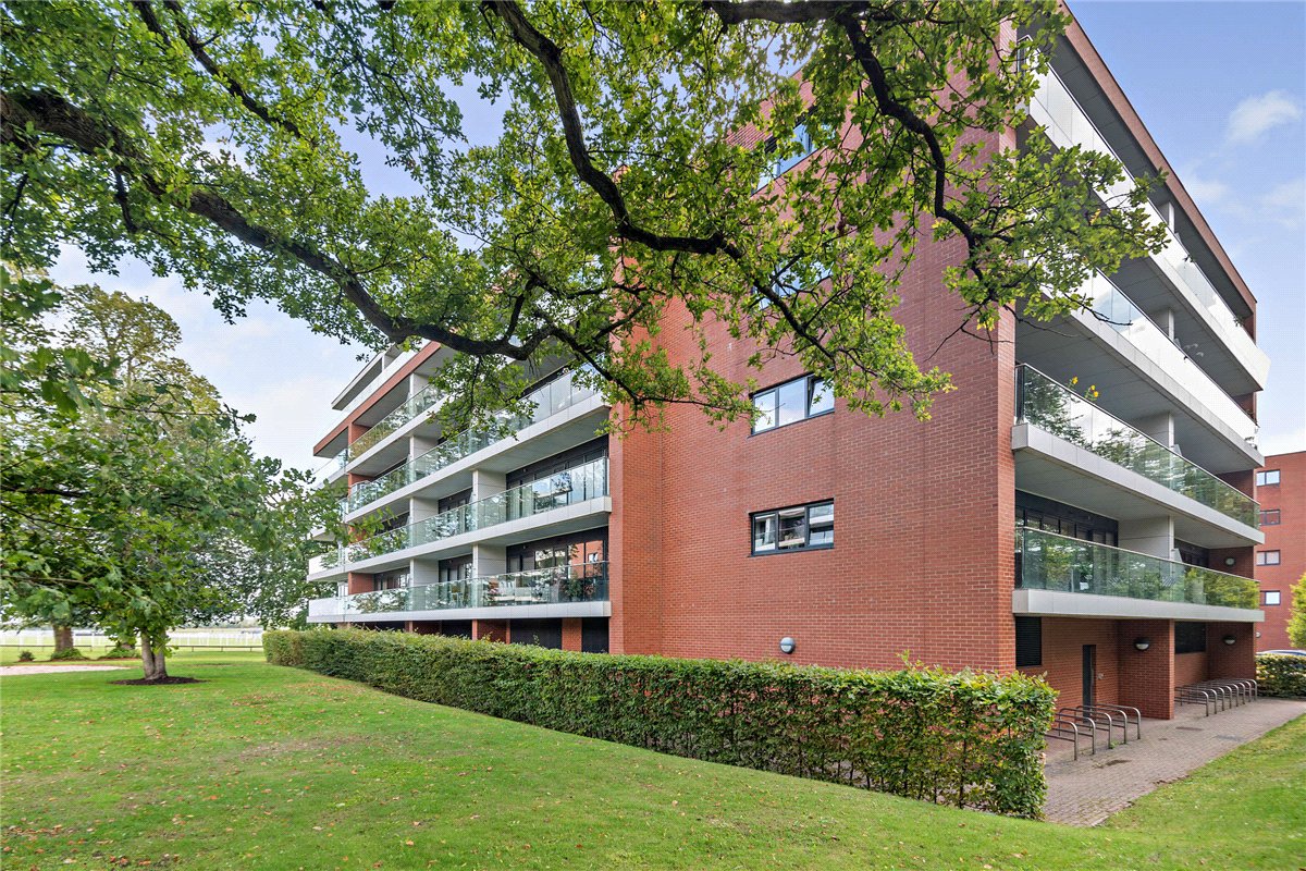 2 bedroom Flat, Racecourse Road, Newbury, RG14 - Available