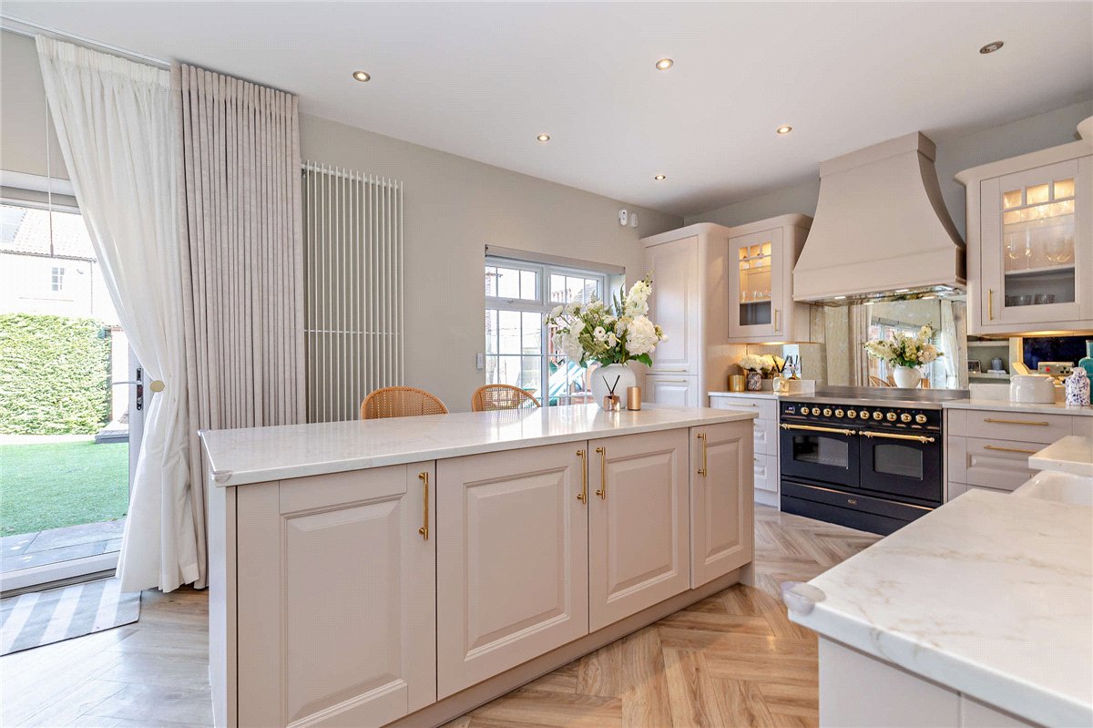 6 bedroom House, Woodland Close, Wetherby, LS22 - Available, Image 3