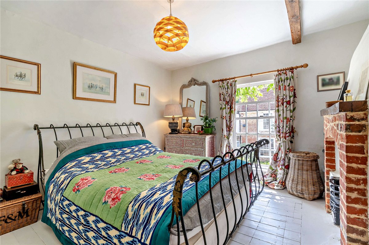 3 bedroom House, East Street, Hambledon, PO7 - Available, Image 6
