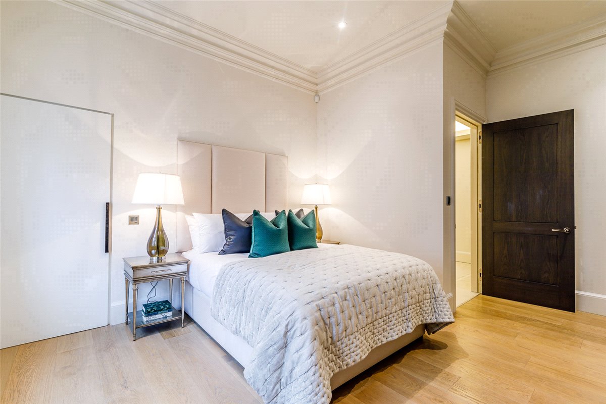 3 bedroom Flat, Duke Street, Mayfair, W1K - Available, Image 7