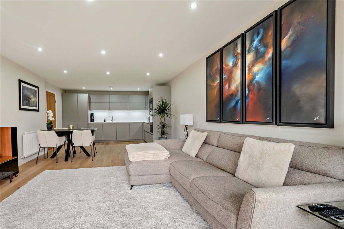 2 bedroom Flat, Racecourse Road, Newbury, RG14 - Available, Image 1