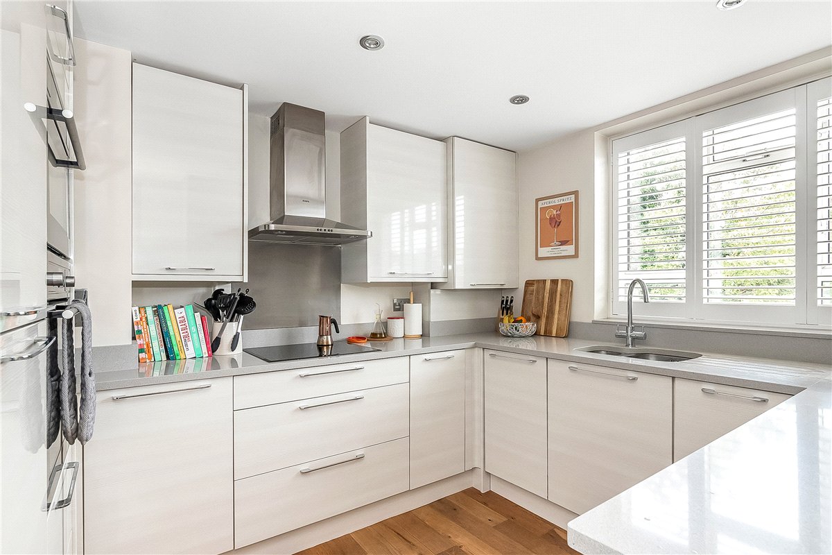 2 bedroom Flat, St. James's Close, London, SW17 - Available, Image 4