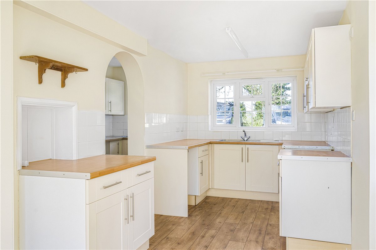 4 bedroom House, The Rise, Islip, OX5 - , Image 2
