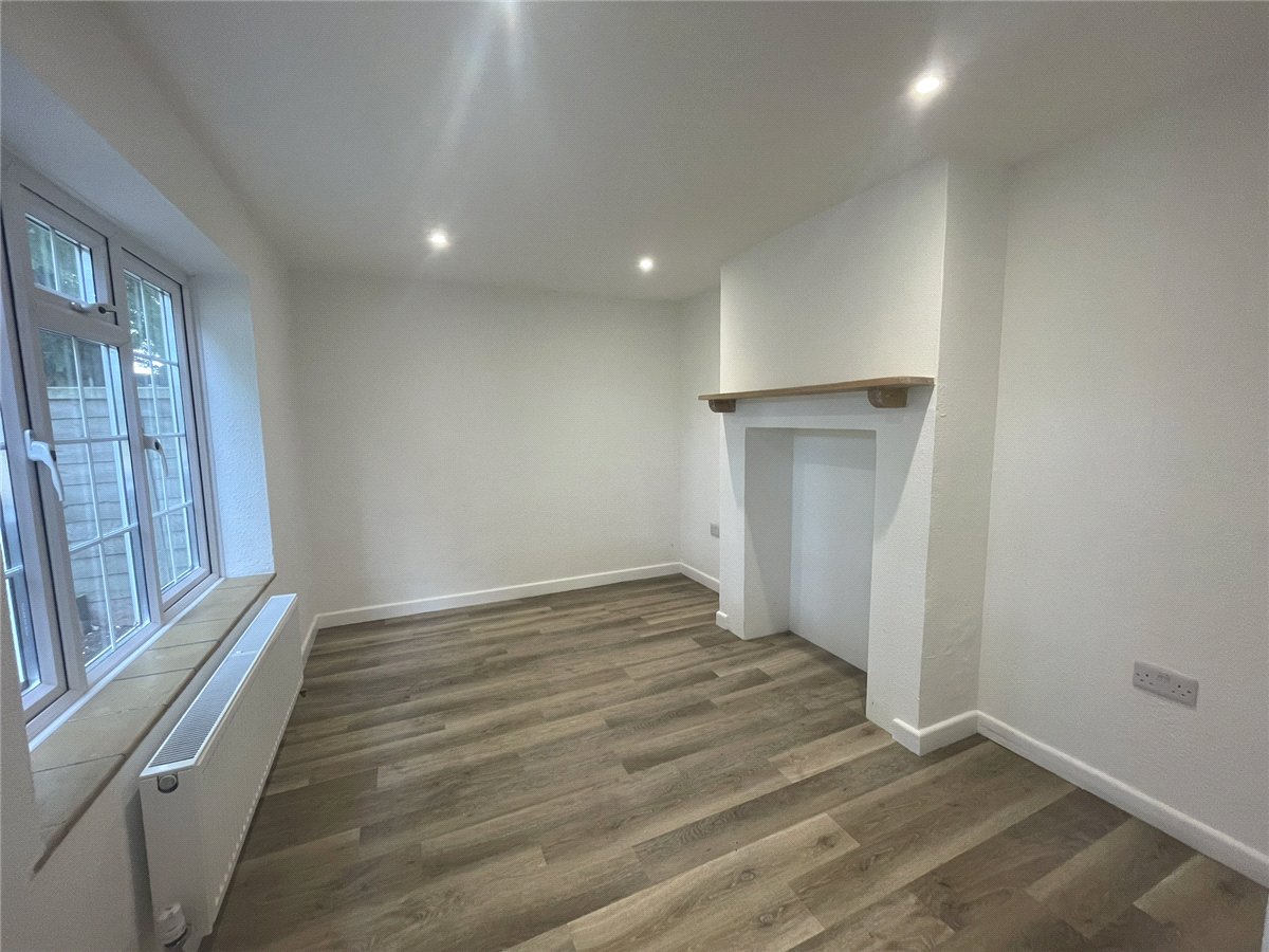 3 bedroom House, Overton, Basingstoke, RG25 - Available, Image 3