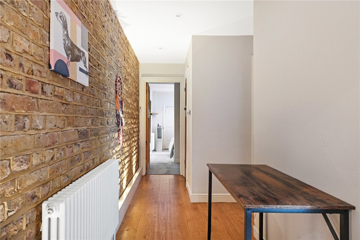 2 bedroom Flat, North Side Wandsworth Common, London, SW18 - Available, Image 1