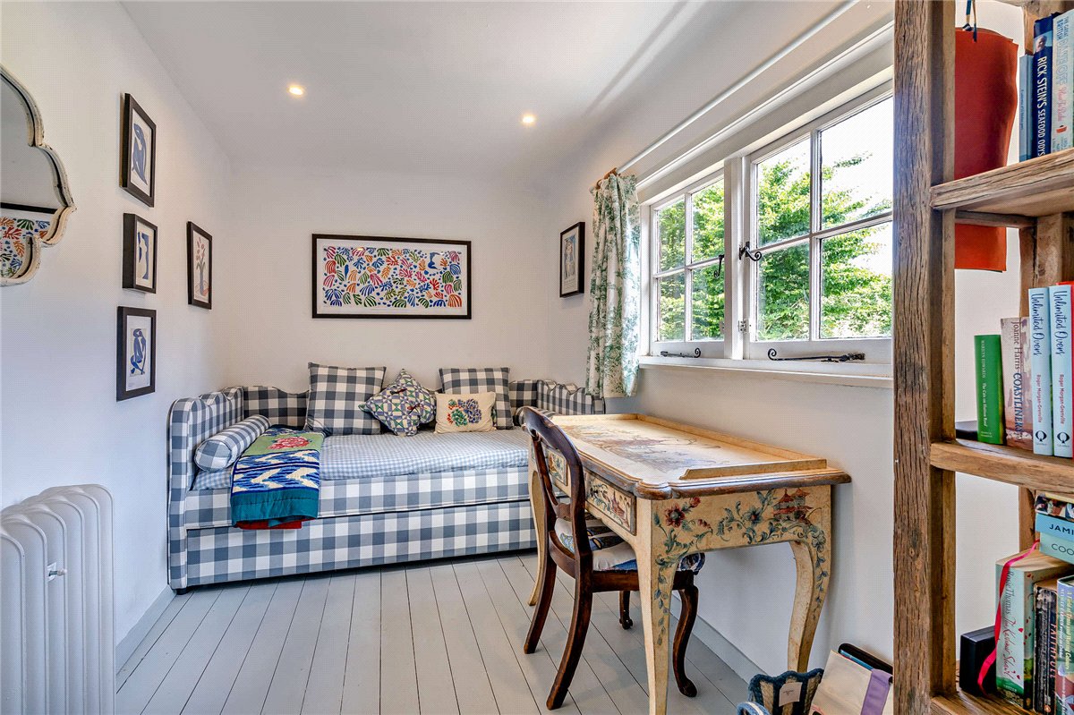 3 bedroom House, East Street, Hambledon, PO7 - Available, Image 8