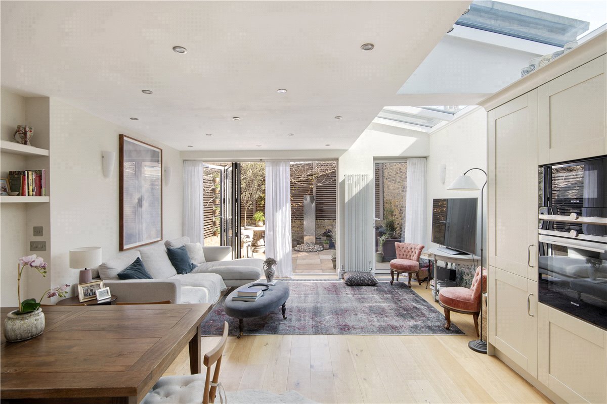 2 bedroom Flat, Webb's Road, Between The Commons, SW11 - Available, Image 2