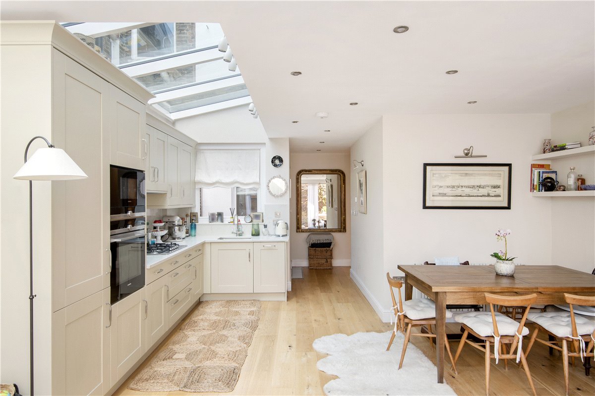 2 bedroom Flat, Webb's Road, Between The Commons, SW11 - Available, Image 2
