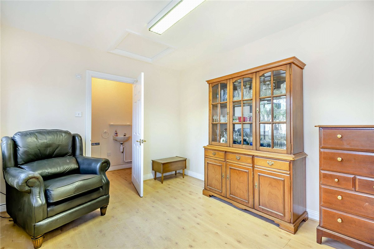 2 bedroom Bungalow, Enborne Road, Newbury, RG14 - Available, Image 2