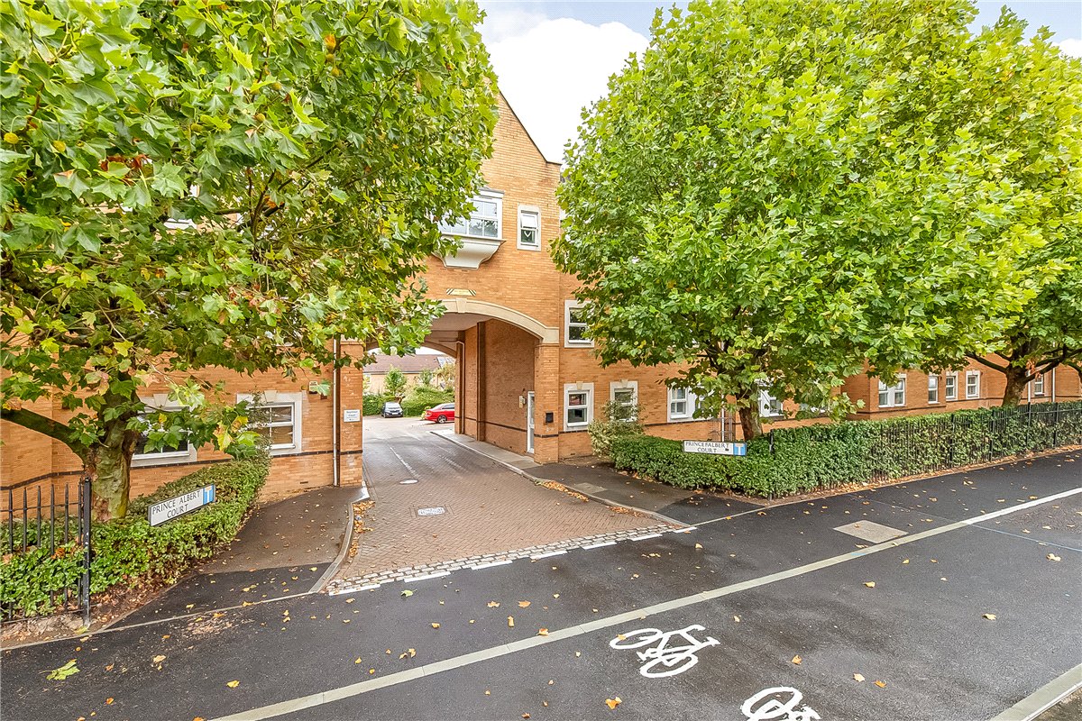 2 bedroom Flat, Sunbury-on-Thames, Surrey, TW16 - Available