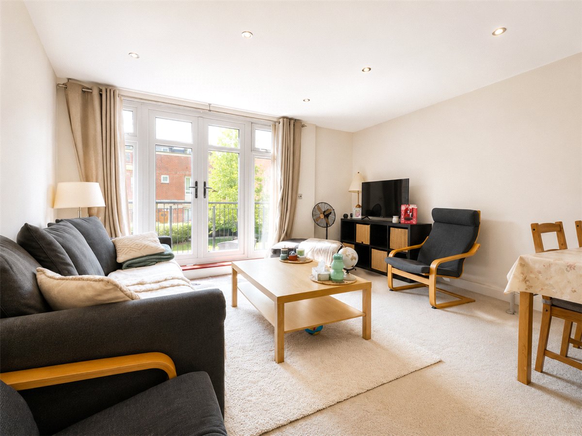 2 bedroom Flat, Fraser Gardens, Winchester, SO22 - , Image 3