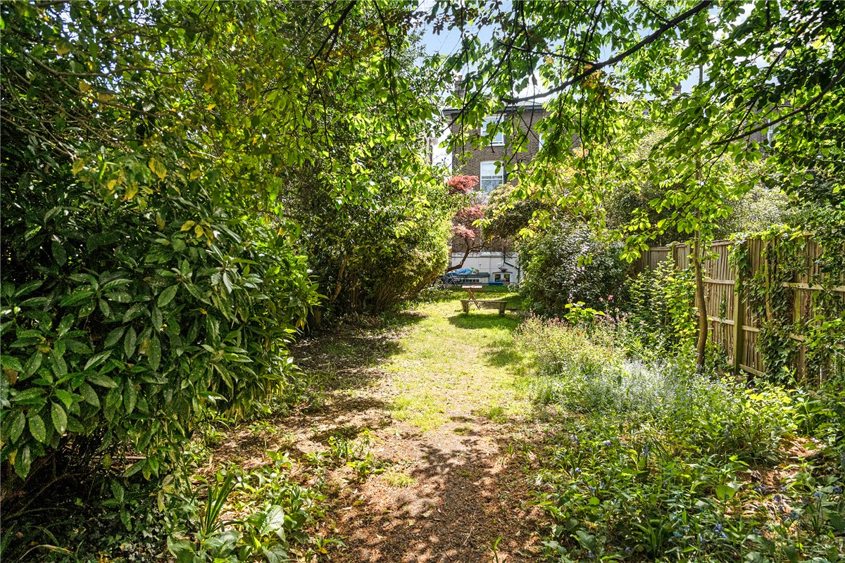 2 bedroom Flat, North Side Wandsworth Common, London, SW18 - Available, Image 9