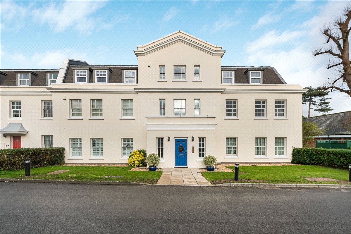 2 bedroom Flat, Ford Road, Tortington, BN18 - Available