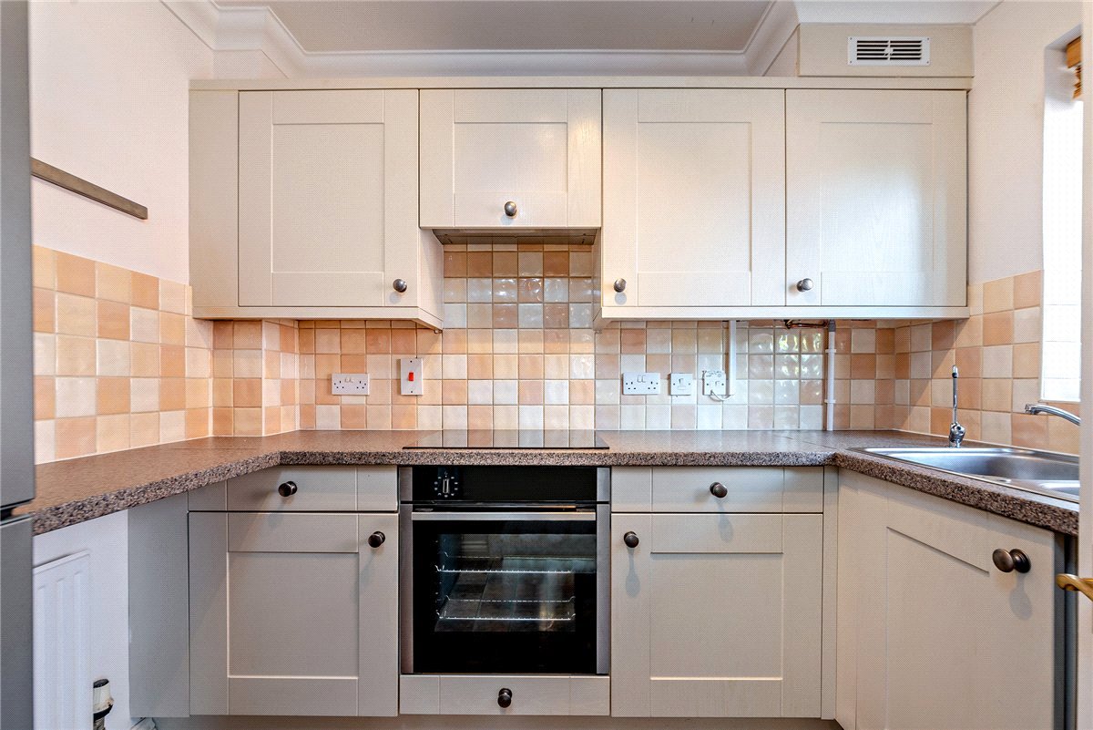2 bedroom Flat, Newtown Road, Newbury, RG14 - Sold STC, Image 2