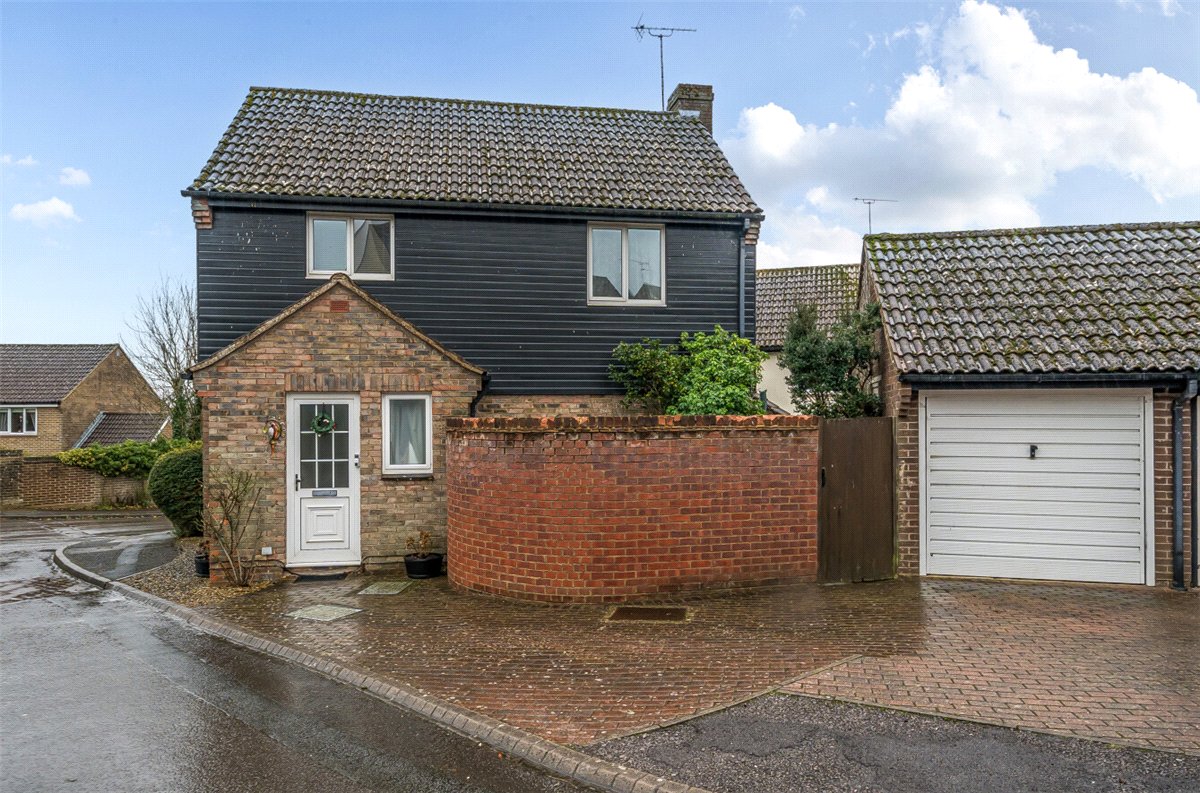 3 bedroom House, Squires Hill Close, Woodshaw, SN4 - Available