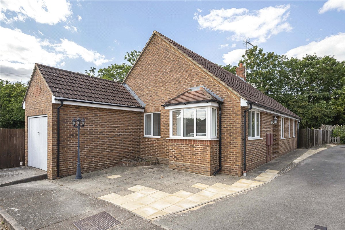 2 bedroom Bungalow, Pantile Close, Witham, CM8 - Let Agreed