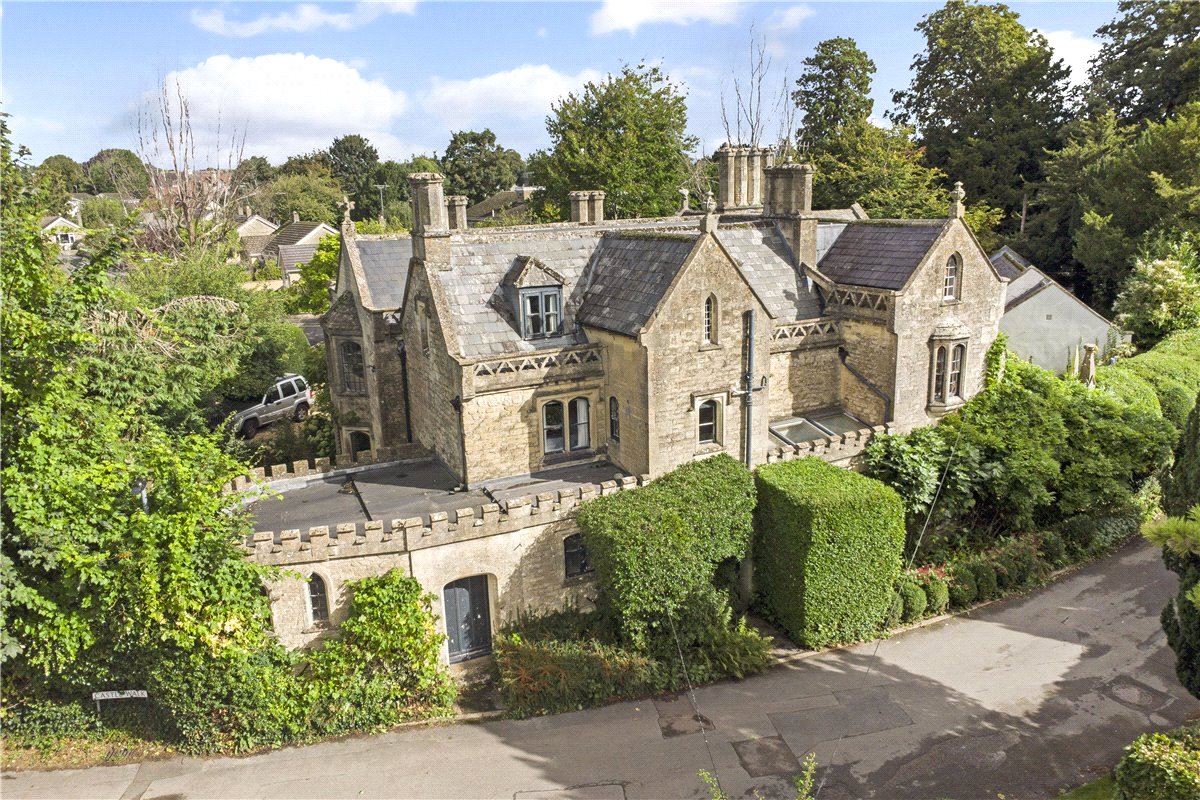 8 bedroom House, Castlefields, Calne, SN11 - Available