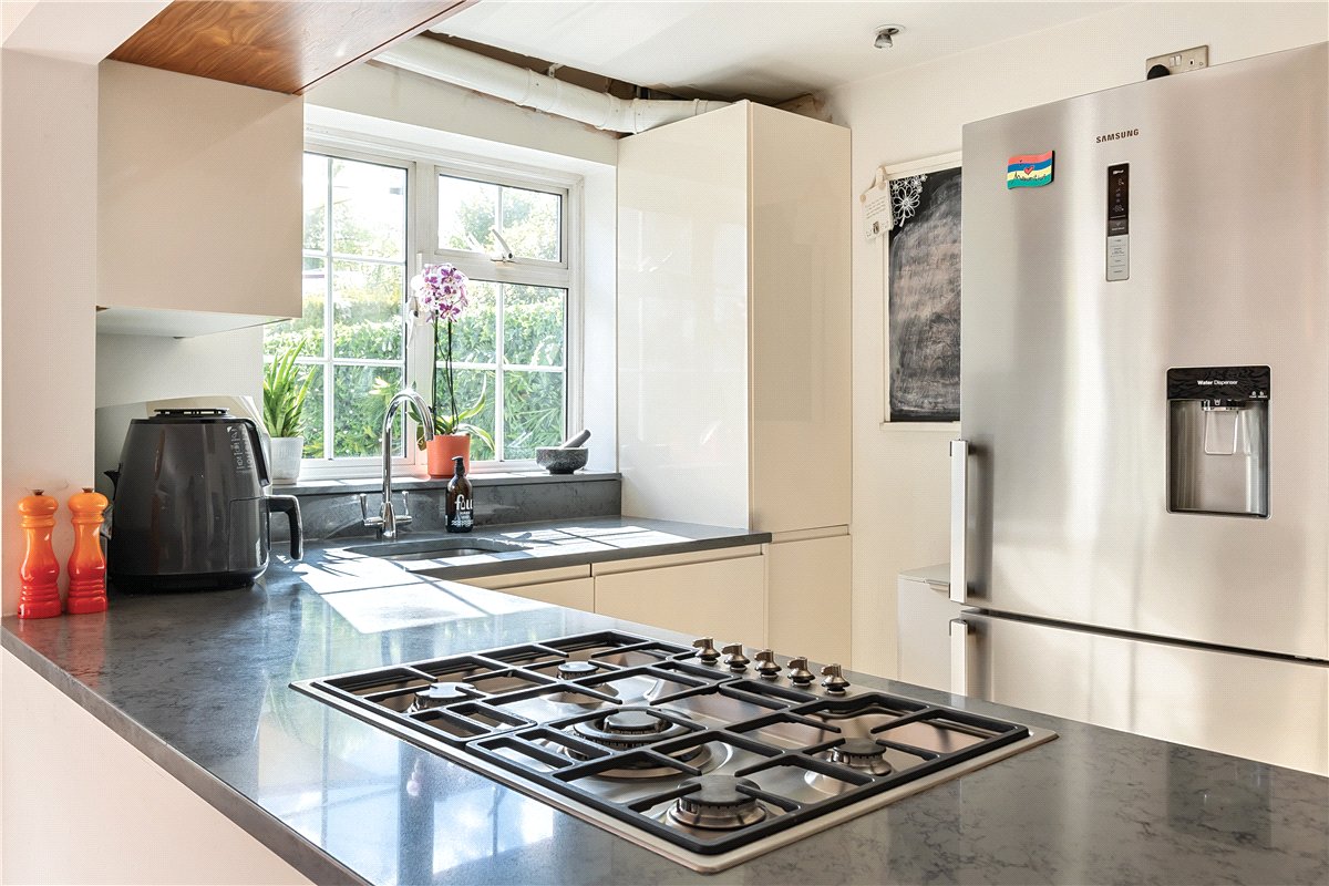 2 bedroom Flat, Dawn Gardens, Winchester, SO22 - Available, Image 3