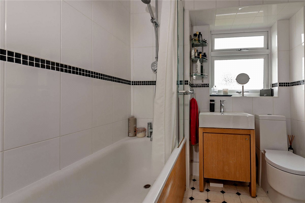 4 bedroom House, Falcon House Gardens, Woolton Hill, RG20 - Available, Image 15