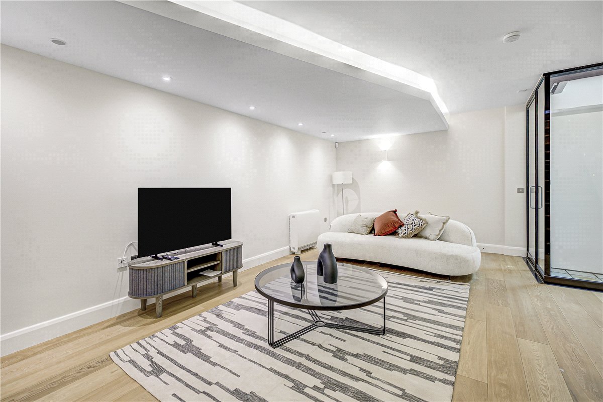 3 bedroom House, Cavendish Mews South, Marylebone, W1W - Available, Image 15