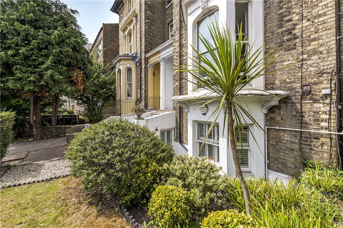2 bedroom Flat, North Side Wandsworth Common, London, SW18 - Available, Image 15
