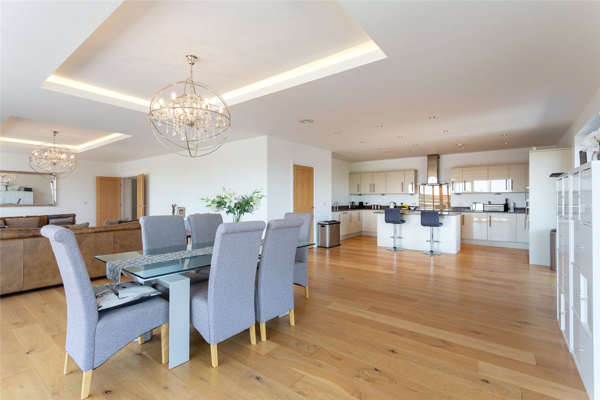 3 bedroom Flat, Chatham House, Racecourse Road, RG14 - Available