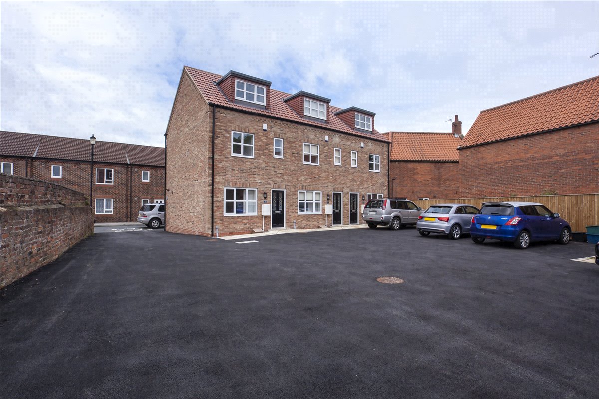 3 bedroom House, Millgate Court, Selby, YO8 - 