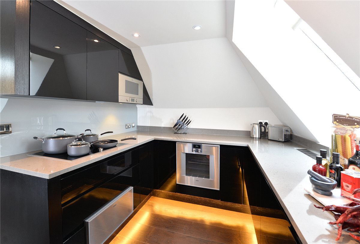 2 bedroom Flat, Duke Street, Mayfair, W1K - Available, Image 10