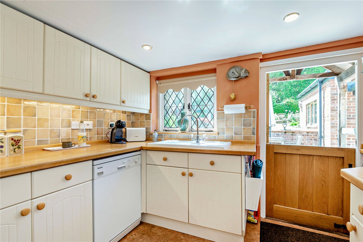 3 bedroom House, Stockcross, Newbury, RG20 - Available, Image 9
