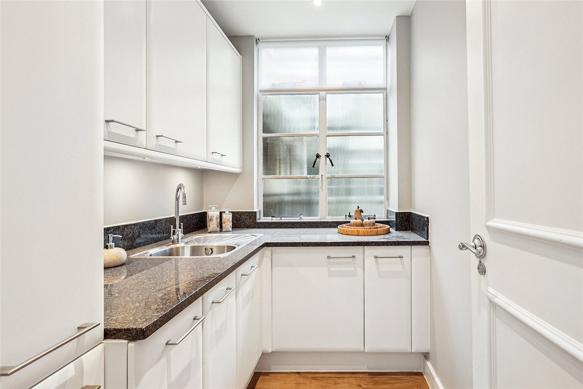 3 bedroom Flat, Grosvenor Square, Mayfair, W1K - Available, Image 7