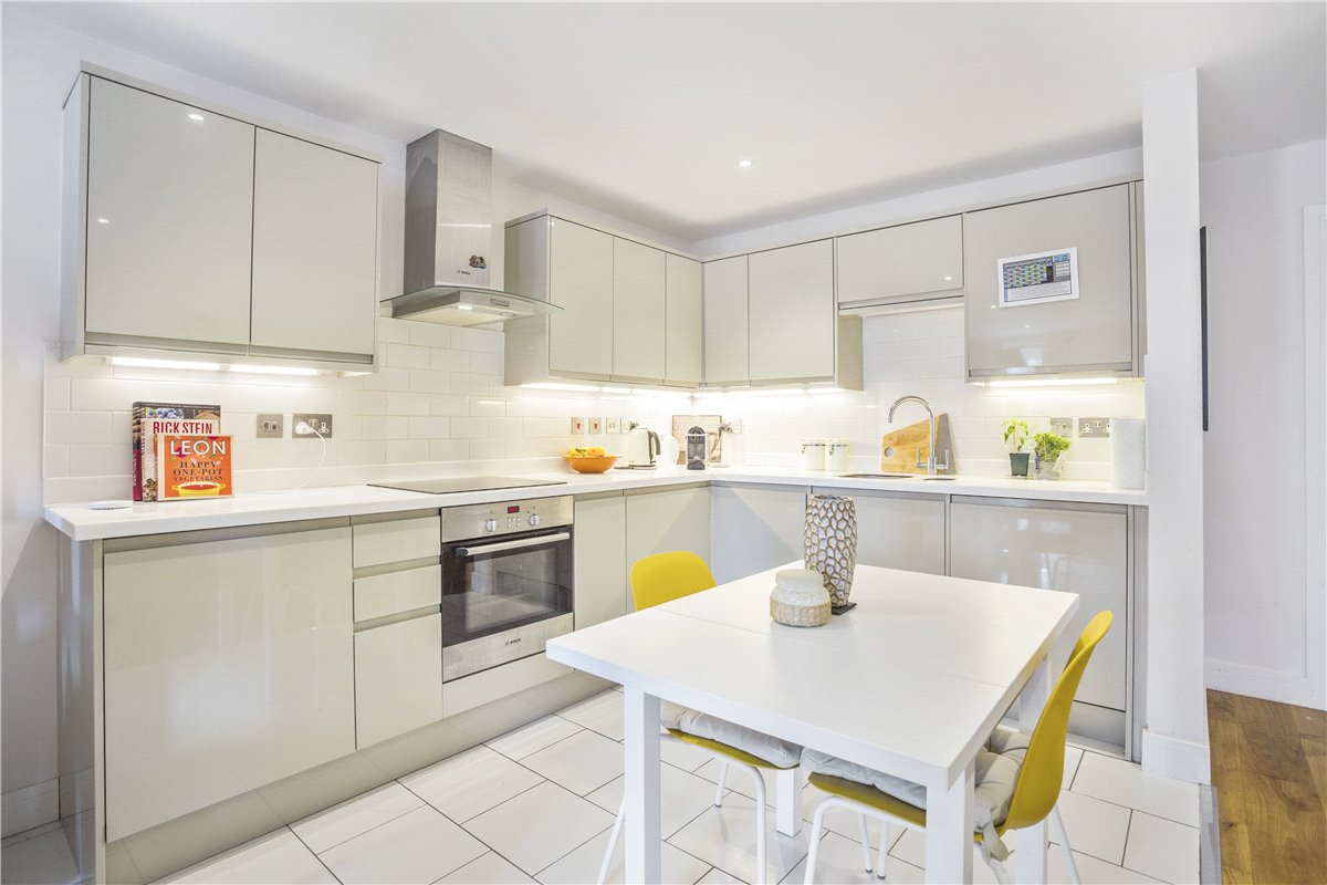 2 bedroom Flat, High Street, Marlborough, SN8 - Available, Image 2